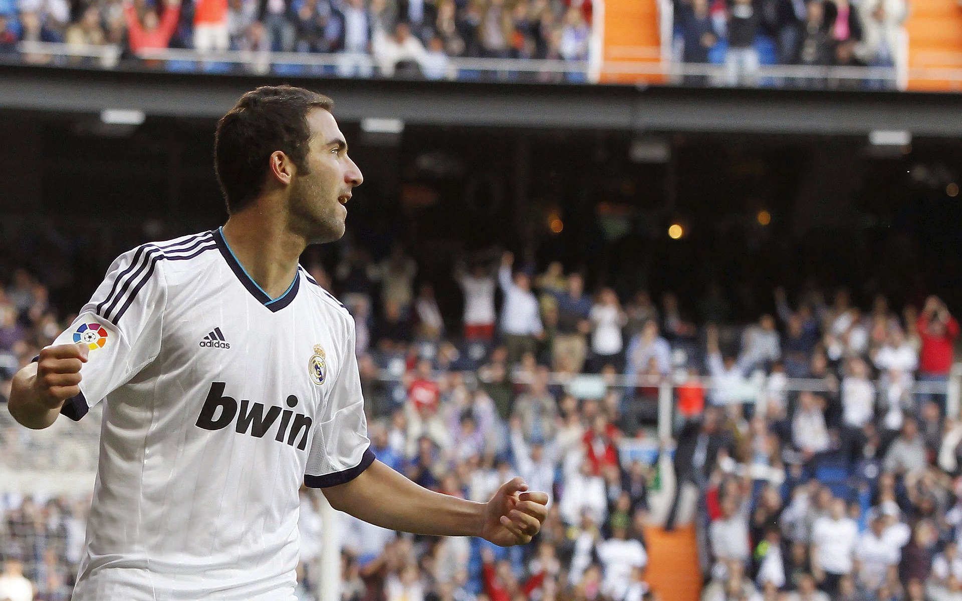 “高新体育中心:健力运动员挑战极限,举重赛事燃爆全场”