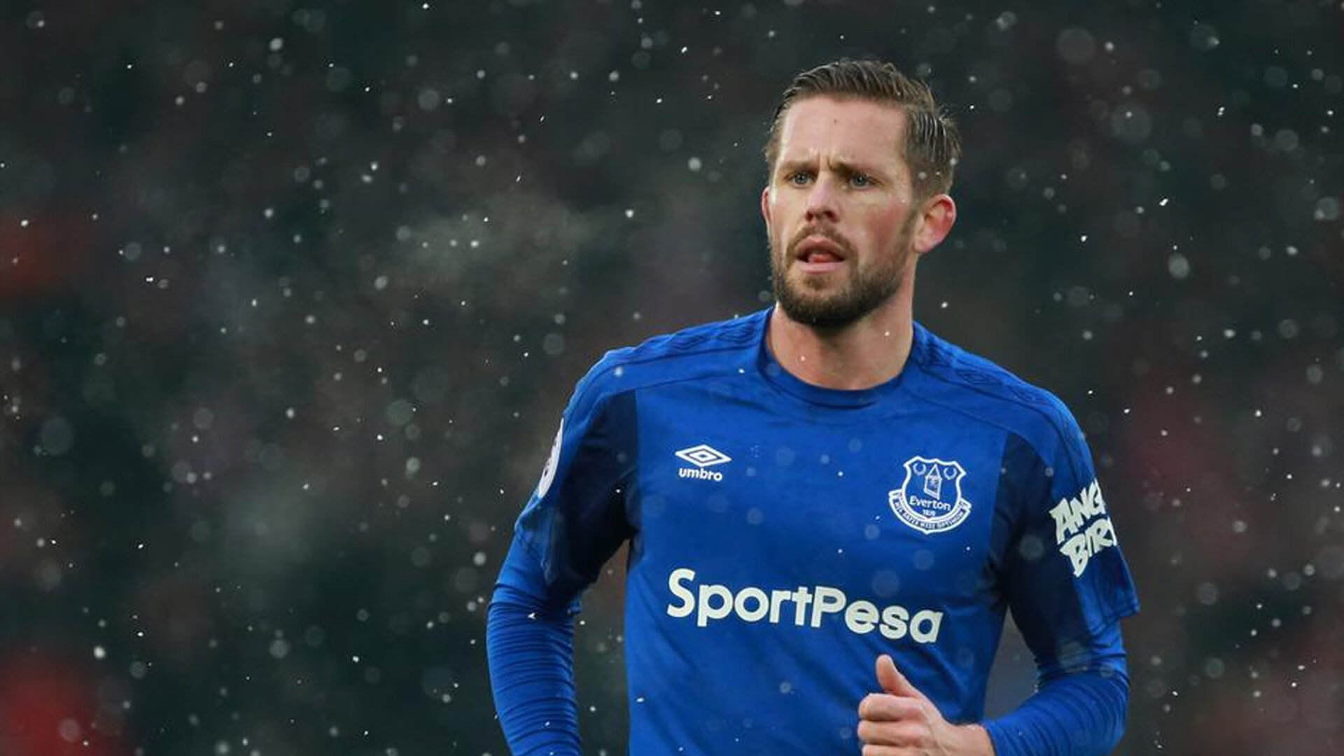 五大联赛是否通过设置边路节奏点扰乱防守系统重心,五大联赛边锋